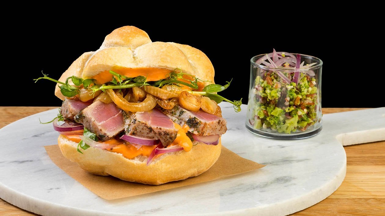 Burger di tonno, cipolla e salsa mille isole – Ricetta