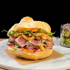 Burger di tonno, cipolla e salsa mille isole Burger di tonno, cipolla e salsa mille isole