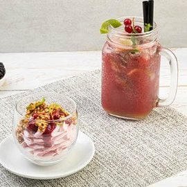 Caipiroska ai frutti rossi e lime con mousse ai frutti rossi, granella di nocciole e lime Caipiroska ai frutti rossi e lime con mousse ai frutti rossi, granella di nocciole e lime