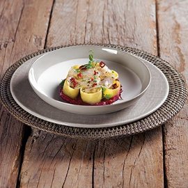 Calamarata con aglio, olio e peperoncino su carpaccio di spigola e coulis di rape rosse Calamarata con aglio, olio e peperoncino su carpaccio di spigola e coulis di rape rosse