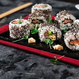 California rolls con salmone cetriolo e salsa senape e miele California rolls con salmone cetriolo e salsa senape e miele