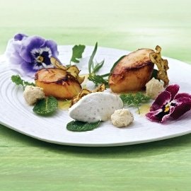 Capasanta scottata con mousse di melanzana affumicata e sorbetto al limone e menta Capasanta scottata con mousse di melanzana affumicata e sorbetto al limone e menta