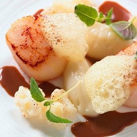 Capesante con cavolfiore, ras el hanout e levistico