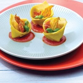Cappellacci ripieni con ricotta, fiori di zucca, pancetta disidratata su coulis di pomodoro e origano Cappellacci ripieni con ricotta, fiori di zucca, pancetta disidratata su coulis di pomodoro e origano