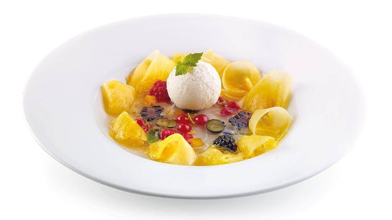 carpaccio di ananas, gelée al maraschino, cardamomo e zenzero candito