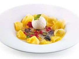 carpaccio di ananas, gelée al maraschino, cardamomo e zenzero candito carpaccio di ananas, gelée al maraschino, cardamomo e zenzero candito