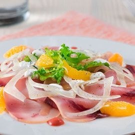 Carpaccio di pesce spada affumicato con maionese all'aneto e dressing al pomodoro Carpaccio di pesce spada affumicato con maionese all'aneto e dressing al pomodoro