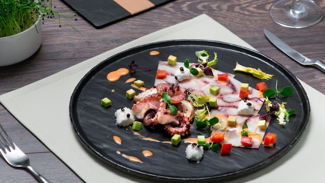 Carpaccio di polpo, dressing al peperone e marshmallows di caciocavallo – - Ricetta