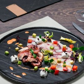 Carpaccio di polpo, dressing al peperone e marshmallows di caciocavallo Carpaccio di polpo, dressing al peperone e marshmallows di caciocavallo