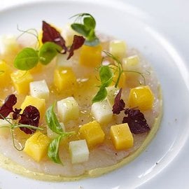Carpaccio di scampi con curry, mango e mela verde
