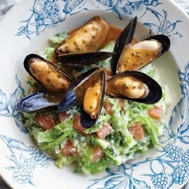 Cavolo verde con salmone affumicato e cozze Cavolo verde con salmone affumicato e cozze