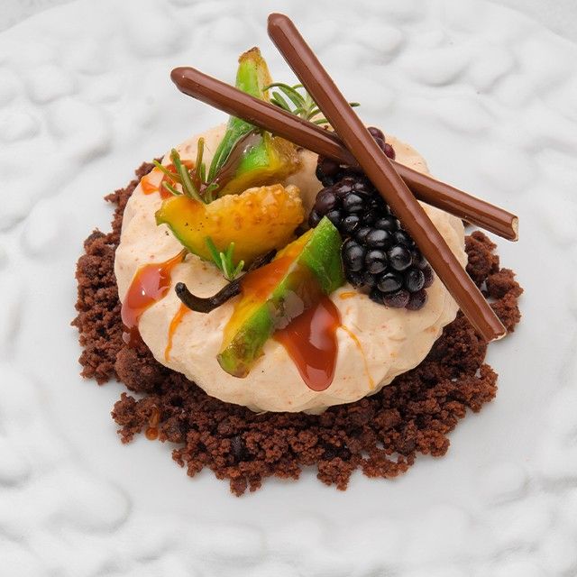 Cheesecake al burro di arachidi con fichi arrostiti alla vaniglia Cheesecake al burro di arachidi con fichi arrostiti alla vaniglia