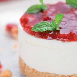 Cheesecake alle fragoline di bosco con crumble alla menta Cheesecake alle fragoline di bosco con crumble alla menta