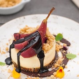 Cheesecake con pere al vino e cioccolato Cheesecake con pere al vino e cioccolato