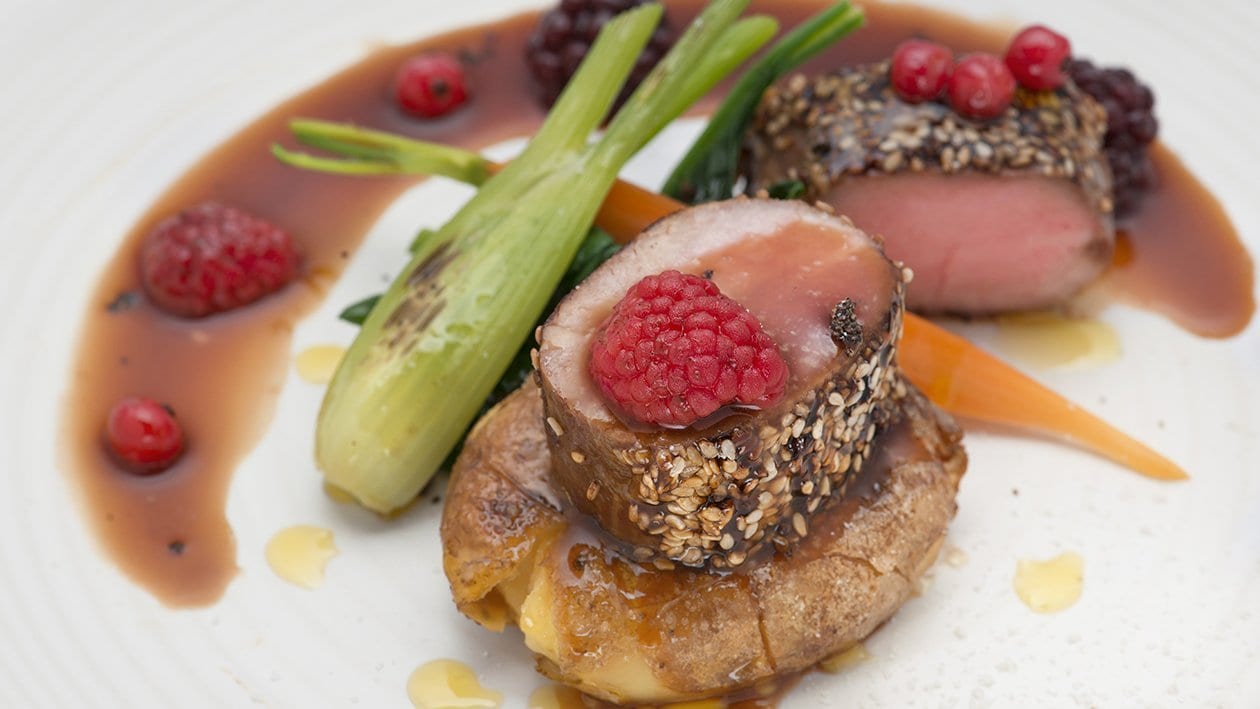 Cinghiale laccato al vin cotto e sesamo con salsa ai frutti di bosco e cioccolato – - Ricetta