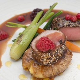 Cinghiale laccato al vin cotto e sesamo con salsa ai frutti di bosco e cioccolato Cinghiale laccato al vin cotto e sesamo con salsa ai frutti di bosco e cioccolato