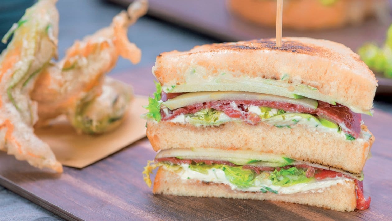 Club sandwich di carpaccio di manzo con mela verde, sedano e Cream Cheese al lime e basilico – Ricetta