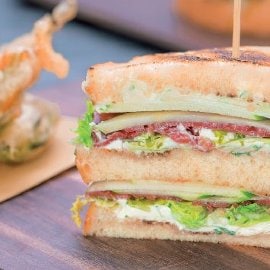 Club sandwich di carpaccio di manzo con mela verde, sedano e Cream Cheese al lime e basilico Club sandwich di carpaccio di manzo con mela verde, sedano e Cream Cheese al lime e basilico