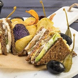 Club Sandwich di pollo con bacon, uova strapazzate, avocado e maionese alla cipolla Club Sandwich di pollo con bacon, uova strapazzate, avocado e maionese alla cipolla