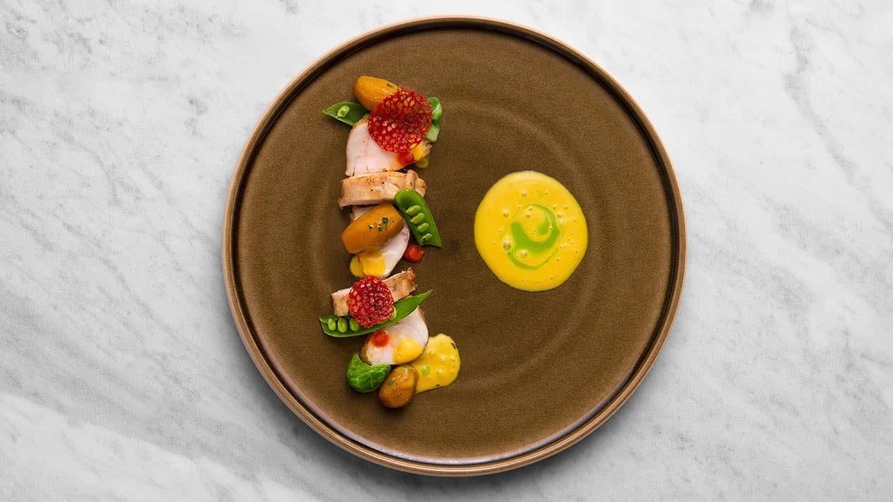 Coda di pescatrice arrostita al burro di rafano, patate e piselli novelli, salsa allo zafferano e gel di pomodoro e crostacei – - Ricetta