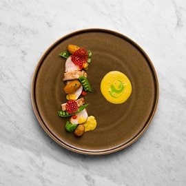 Coda di pescatrice arrostita al burro di rafano, patate e piselli novelli, salsa allo zafferano e gel di pomodoro e crostacei Coda di pescatrice arrostita al burro di rafano, patate e piselli novelli, salsa allo zafferano e gel di pomodoro e crostacei