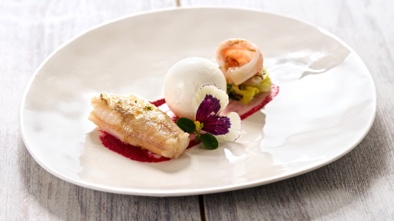 Composizione di coda di rospo in lardo di colonnata, verza e crema di barbabietola – - Ricetta