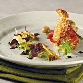 Cono di coppa di maiale con caviale di melanzane, pane di segale e pomodoro camone Cono di coppa di maiale con caviale di melanzane, pane di segale e pomodoro camone