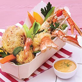 Cono di pasta Kataifi con crostacei e frutta esotica Cono di pasta Kataifi con crostacei e frutta esotica