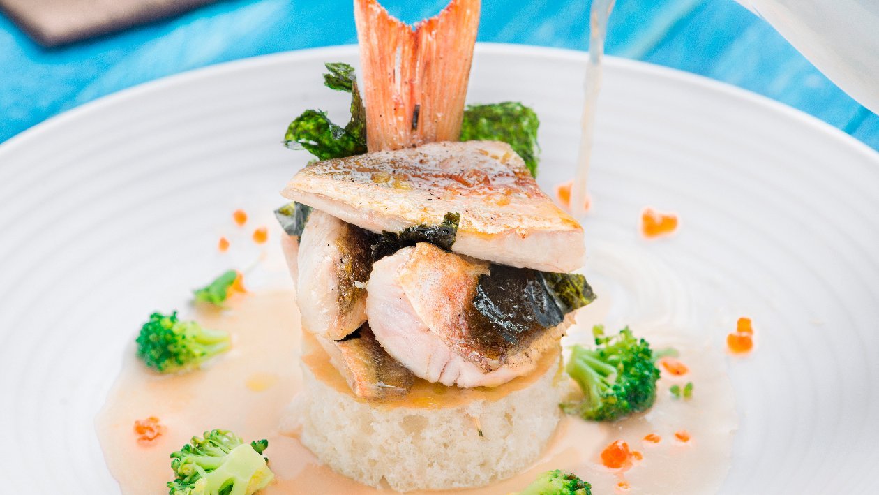 CONSOMME' DI GALLINELLA CROCCANTE CON BROCCOLI, UOVA DI SALMONE E CHIPS DI NORI – - Ricetta