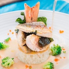 CONSOMME' DI GALLINELLA CROCCANTE CON BROCCOLI, UOVA DI SALMONE E CHIPS DI NORI CONSOMME' DI GALLINELLA CROCCANTE CON BROCCOLI, UOVA DI SALMONE E CHIPS DI NORI
