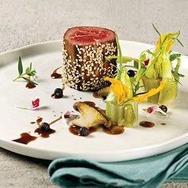 Controfiletto di manzo ai semi di sesamo con funghi cardoncelli, cime di cicoria e fiori di zucca Controfiletto di manzo ai semi di sesamo con funghi cardoncelli, cime di cicoria e fiori di zucca