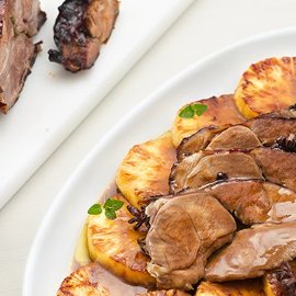 Coscia di agnello laccato alla salsa barbecue con ananas arrosto e salsa all'anice Coscia di agnello laccato alla salsa barbecue con ananas arrosto e salsa all'anice