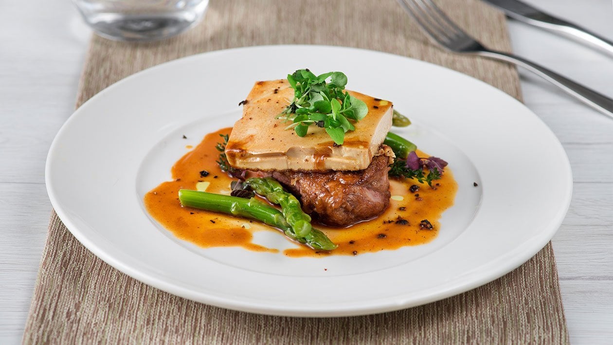 Coscia di manzo con tofu alla demi-glace e asparagi confit