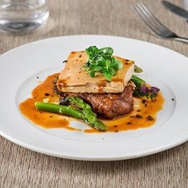 Coscia di manzo con tofu alla demi-glace e asparagi confit Coscia di manzo con tofu alla demi-glace e asparagi confit