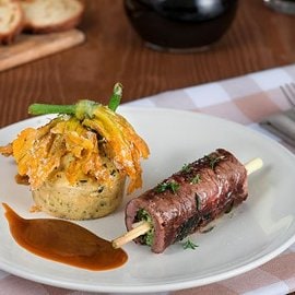 Cosciotto di agnello ripieno di ricotta e cicorie cotto a bassa temperatura con tortino di fiori di zucca Cosciotto di agnello ripieno di ricotta e cicorie cotto a bassa temperatura con tortino di fiori di zucca