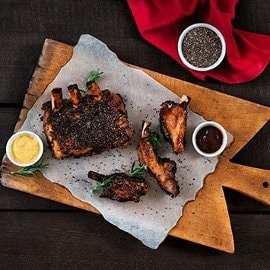 Costine di maiale alla barbecue e semi di chia Costine di maiale alla barbecue e semi di chia