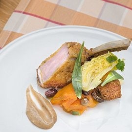 Costoletta di maiale croccante con semi e zucca in agrodolce Costoletta di maiale croccante con semi e zucca in agrodolce