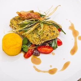 Cotoletta di rombo in crosta di patate, cipollotti ai crostacei con tortino morbido alla zucca Cotoletta di rombo in crosta di patate, cipollotti ai crostacei con tortino morbido alla zucca