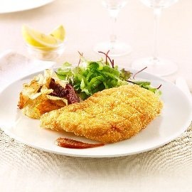 Cotoletta gluten free con patate chips colorate e ketchup al pepe Cotoletta gluten free con patate chips colorate e ketchup al pepe