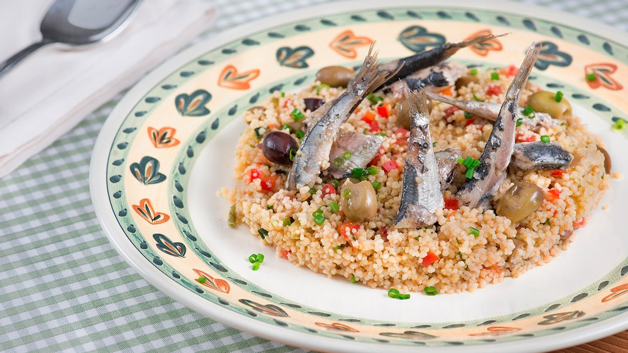 Cous Cous con olive leccine, alici confit ed erba cipollina – - Ricetta