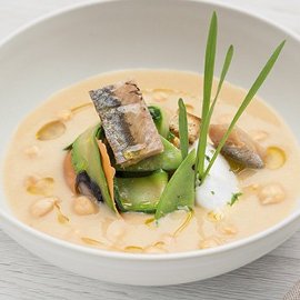 Crema di ceci con verdure di campo, aringa e formaggio di pecora Crema di ceci con verdure di campo, aringa e formaggio di pecora