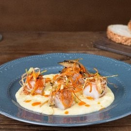 Crema di patate e porri con pescatrice lardellata e verdurine fritte Crema di patate e porri con pescatrice lardellata e verdurine fritte