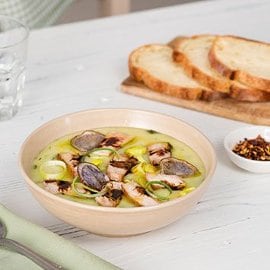 Crema di patate e porri con scaloppa di tacchino alla salsa soia e chips di patate viola Crema di patate e porri con scaloppa di tacchino alla salsa soia e chips di patate viola