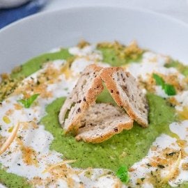 Crema di piselli con stracciatella e pane sfritto Crema di piselli con stracciatella e pane sfritto