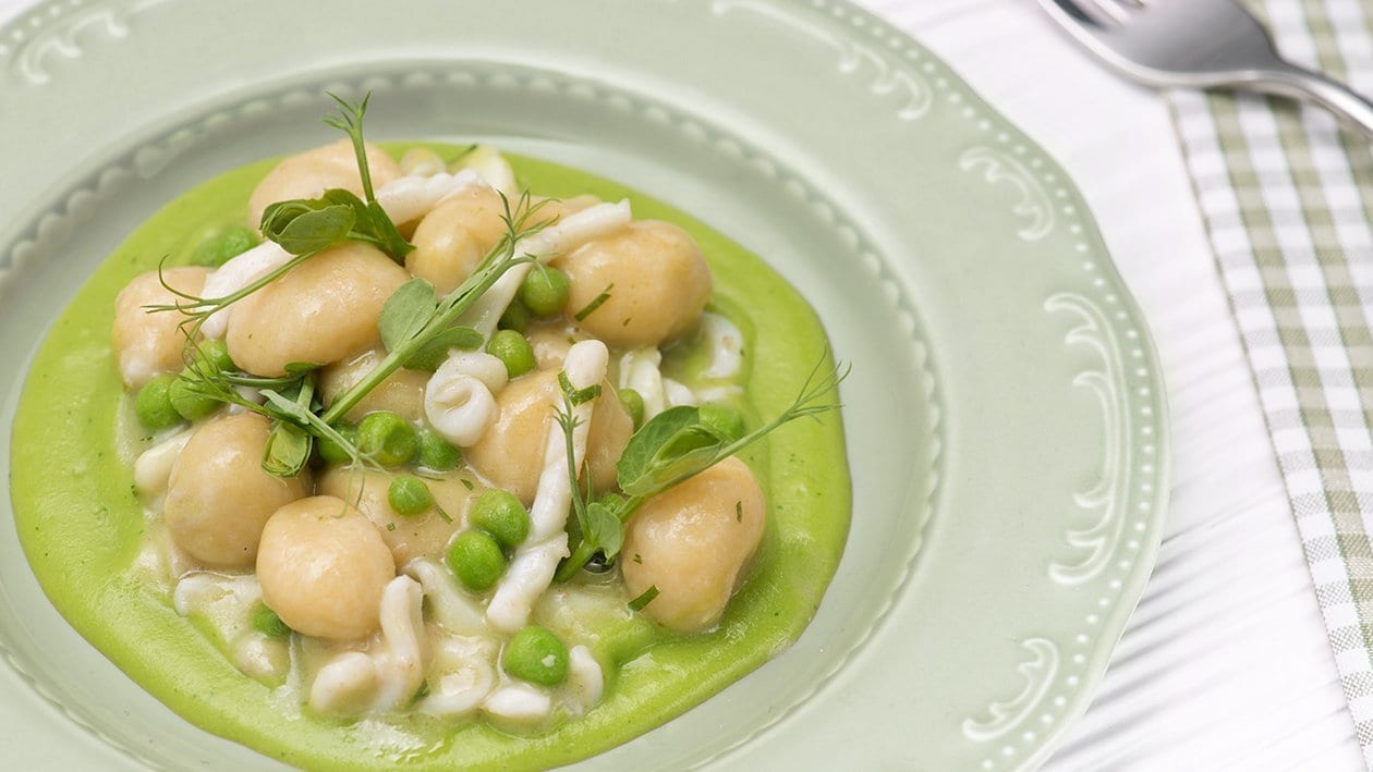 CREMA DI PISELLI E MENTA CON GNOCCHI DI PATATE ALLE SEPPIE – - Ricetta