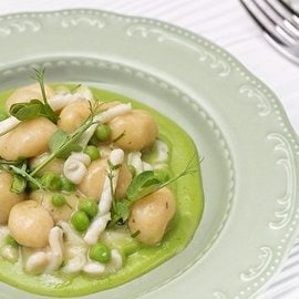 CREMA DI PISELLI E MENTA CON GNOCCHI DI PATATE ALLE SEPPIE CREMA DI PISELLI E MENTA CON GNOCCHI DI PATATE ALLE SEPPIE