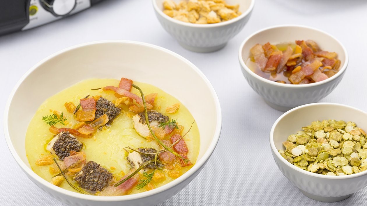 Crema di pollo aromatizzata al bacon con filetto di pollo croccante ai semi e grissino sbriciolato – - Ricetta