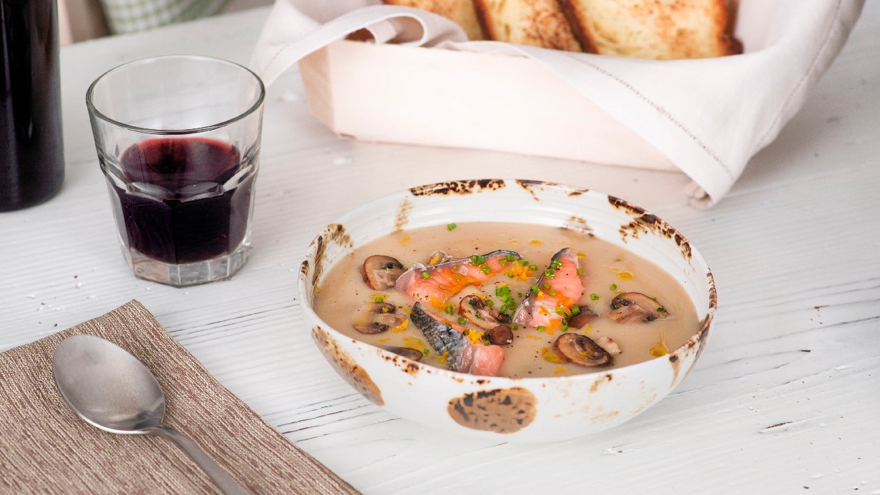 Crema di porcini con darne di salmone affumicato e cipollina – - Ricetta