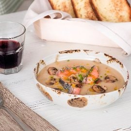 Crema di porcini con darne di salmone affumicato e cipollina