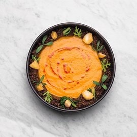 Crema di zucca violino con lenticchie beluga e bocconcini di bufala alla polvere di acciughe Crema di zucca violino con lenticchie beluga e bocconcini di bufala alla polvere di acciughe